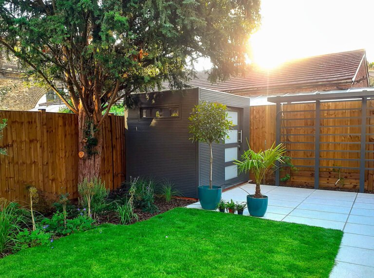 abri de jardin moderne dans un jardin