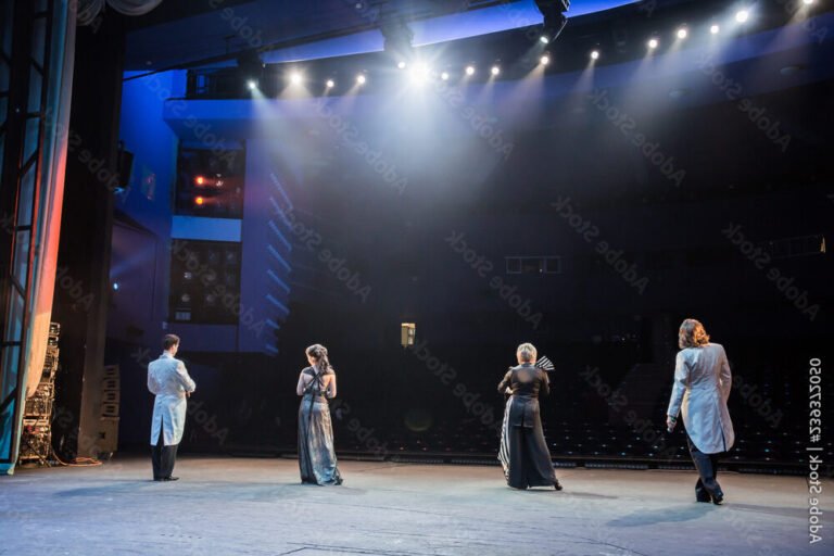 Qu'est-ce que la Royal Academy of Dramatic Art et ses programmes 34 acteurs en scene lors dune performance theatrale