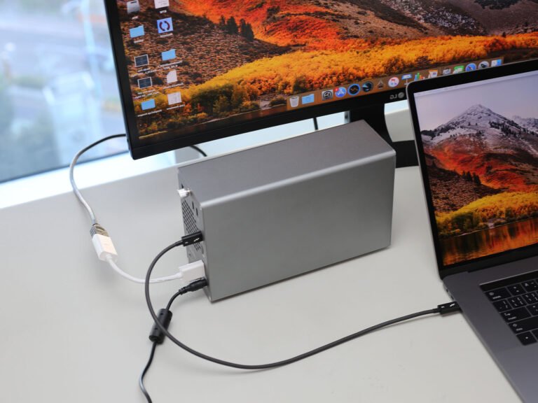 adaptateur hdmi vers displayport sur un bureau