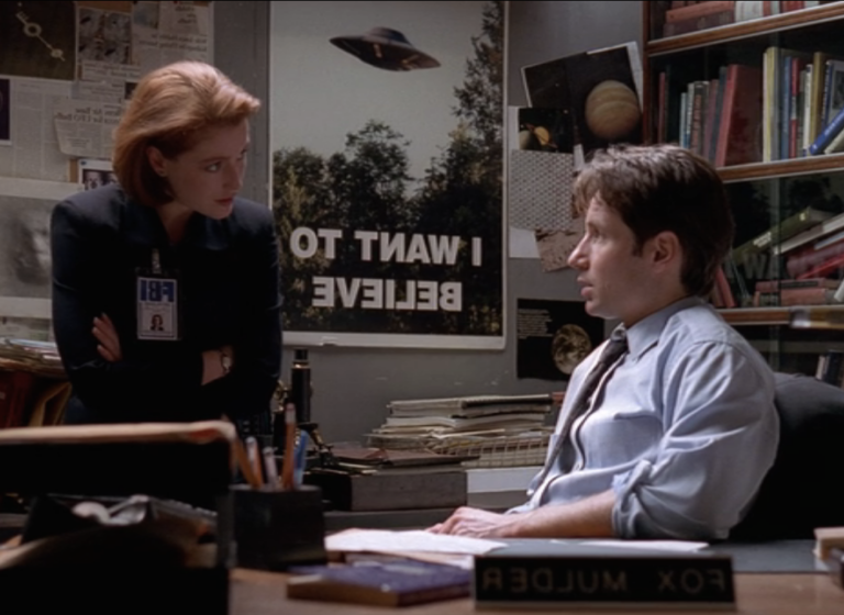 affiche emblematique des x files avec extraterrestre