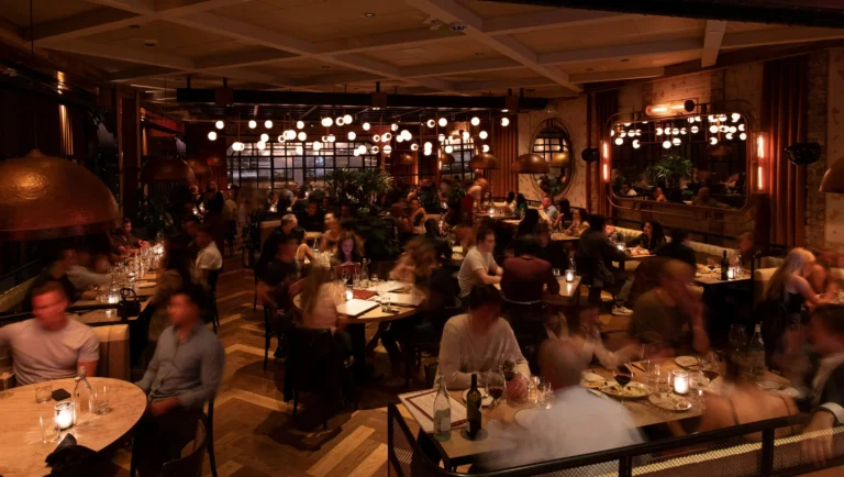 Pourquoi choisir Carmine's Restaurant à New York pour votre dîner 11 ambiance chaleureuse dun restaurant new yorkais