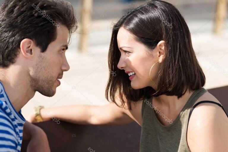 amoureux se regardant intensement dans les yeux