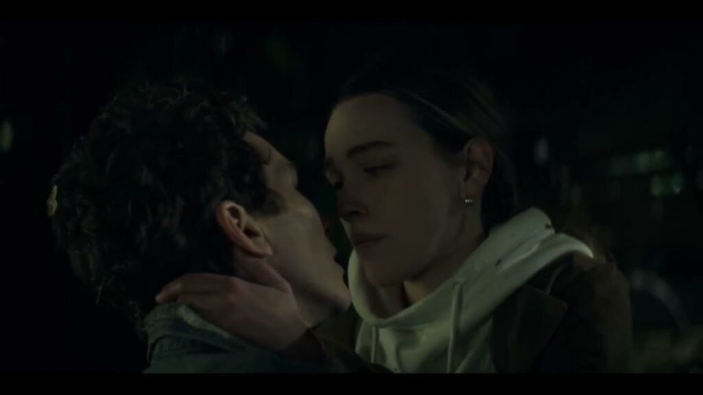 Qui sont Anaïs et Théo dans "Ici tout commence" 1 anais et theo en scene romantique