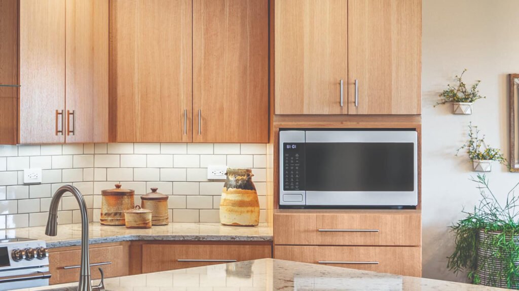 Comment choisir une armoire avec four et micro-ondes intégrés