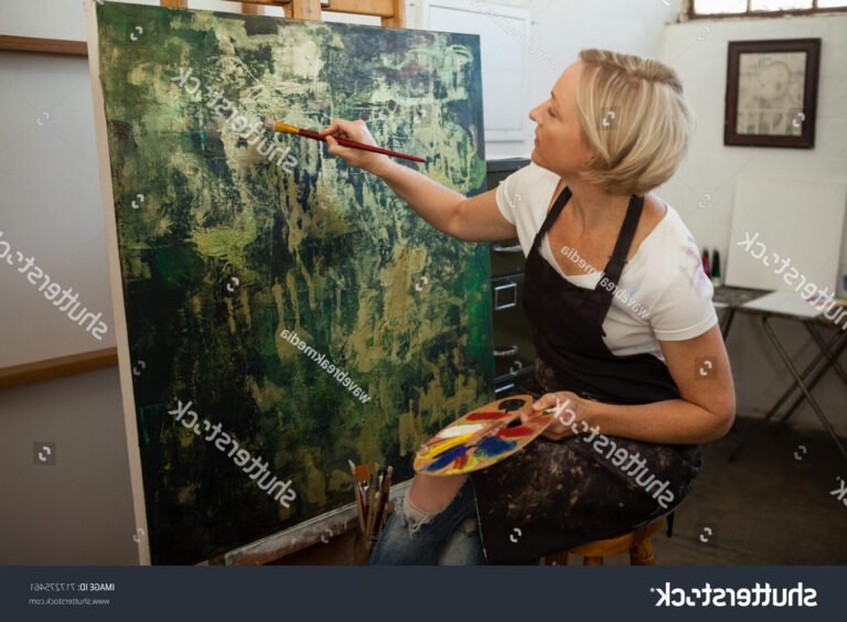 Comment réussir une peinture à la main sur toile comme un pro 34 artiste peignant sur toile avec attention