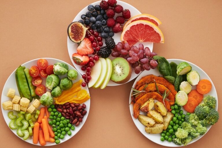 assiette coloree de legumes frais