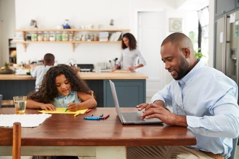 assistant de vie aidant une famille