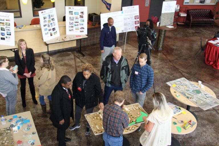 Quel est le contenu et les débouchés du bac pro agencement de l'espace architectural 4 atelier dagencement avec etudiants en action