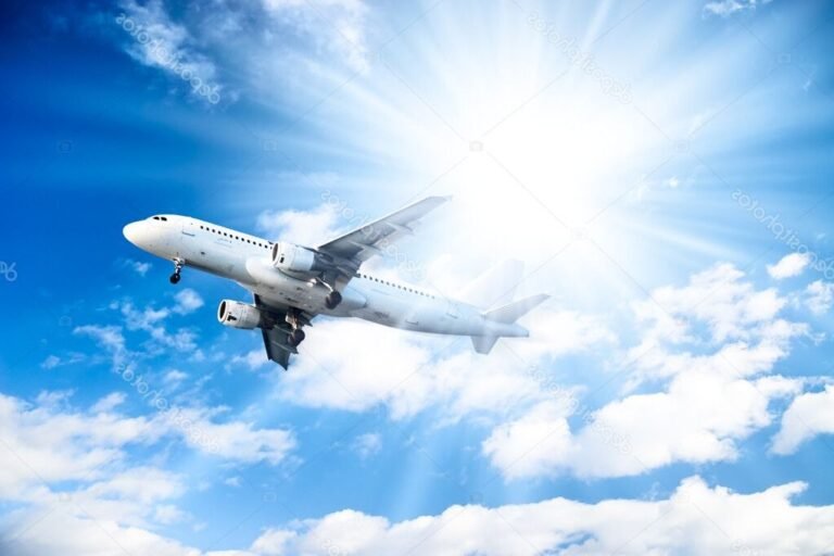 avion low cost sur fond bleu ciel