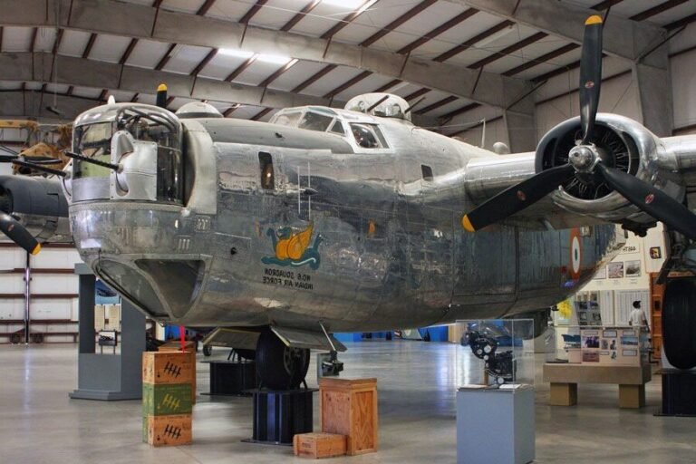 Quelles sont les attractions du Pima Air Museum à Tucson, Arizona 15 avions historiques exposes au pima air museum
