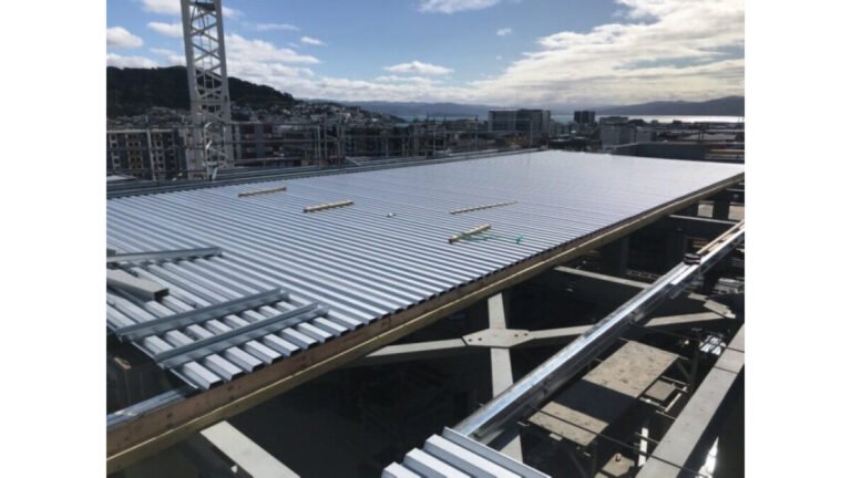 bac acier en toiture sur un batiment