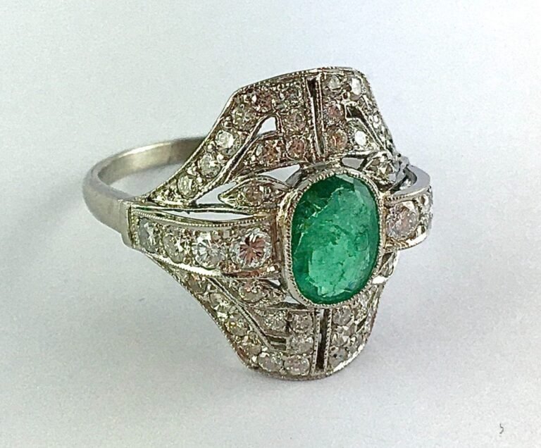 bague art deco vintage sur fond elegant