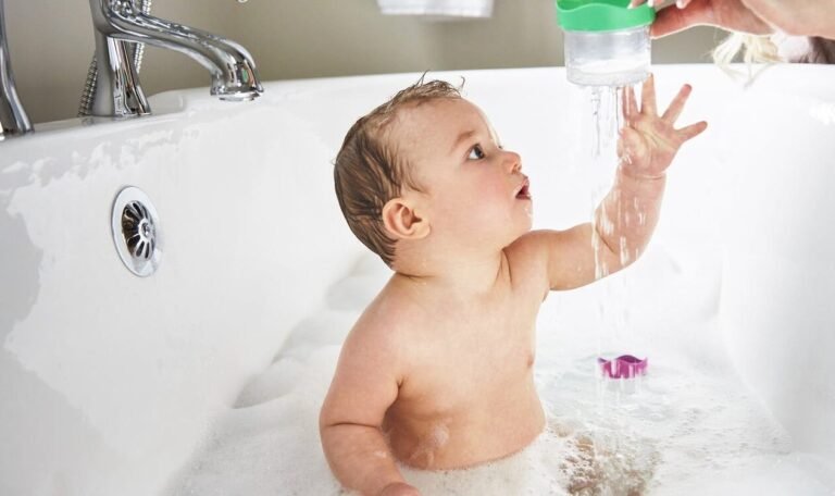 baignoire pour bebe dans une salle de bain
