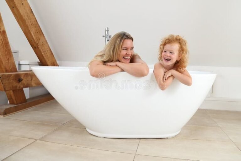 baignoire sur pied avec bebe heureux