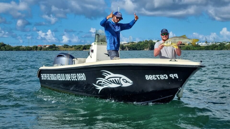 bateau a moteur dans les eaux guadeloupeennes