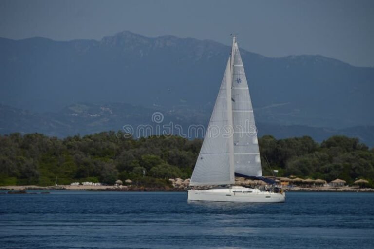 bateau naviguant vers une ile ensoleillee