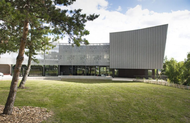 Comment contacter le Pôle Emploi à Puy-en-Velay pour vos besoins 12 batiment moderne de pole emploi puy en velay