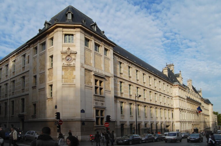 batiment moderne dun lycee prive a paris