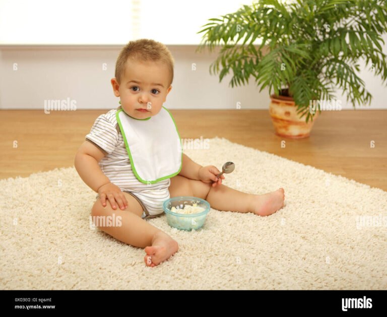 À Quel Âge Un Bébé Peut-Il S'Asseoir Tout Seul 30 bebe assis seul sur un tapis