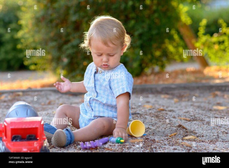 bebe avec des jouets dans un parc