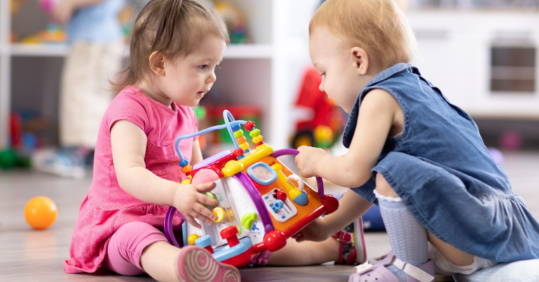 À Quel Âge Un Bébé Commence-T-Il À Parler Et À S'Exprimer 16 bebe babillant avec des jouets colores