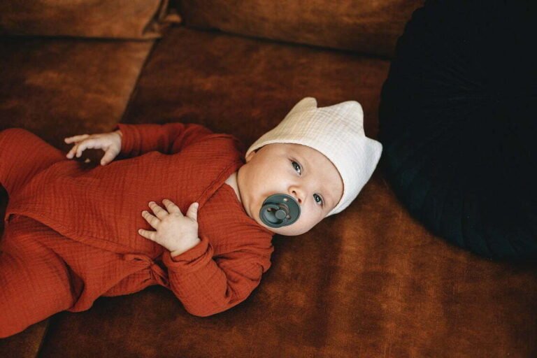 bebe dans une combinaison coloree et confortable