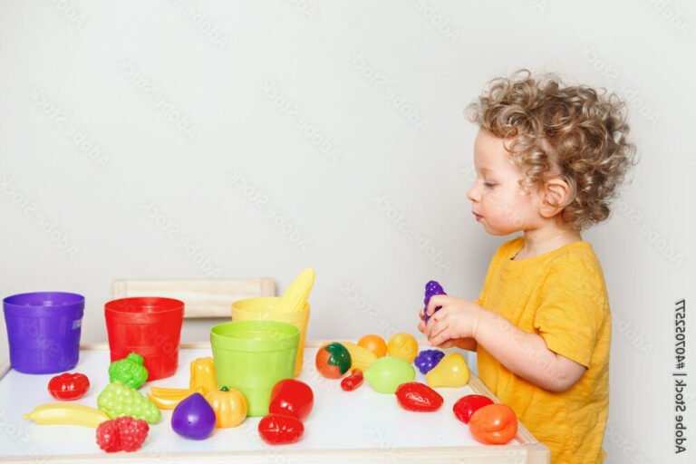 bebe decouvrant des petits pots colores