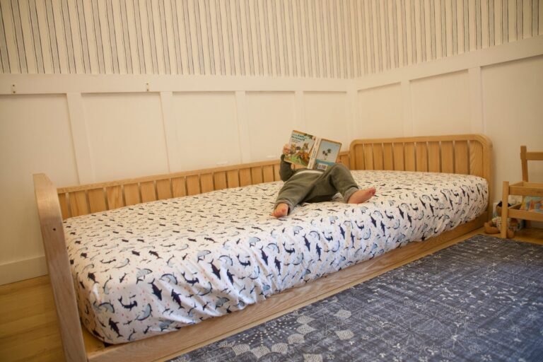 bebe dormant dans un lit sans barreaux