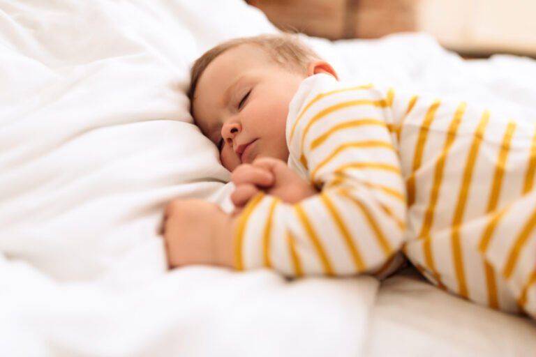 bebe dormant paisiblement sous la lumiere du jour