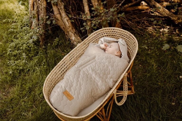 bebe emmitoufle dans un nid dange