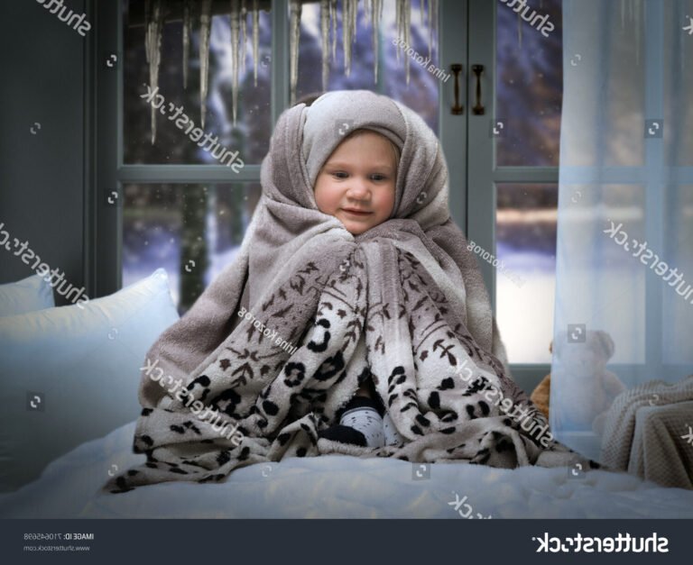 bebe emmitoufle dans une couverture dhiver