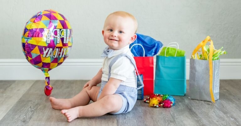 Que Mettre Sur Une Liste De Naissance Nos Idées Et Conseils ! 15 bebe entoure de cadeaux de naissance