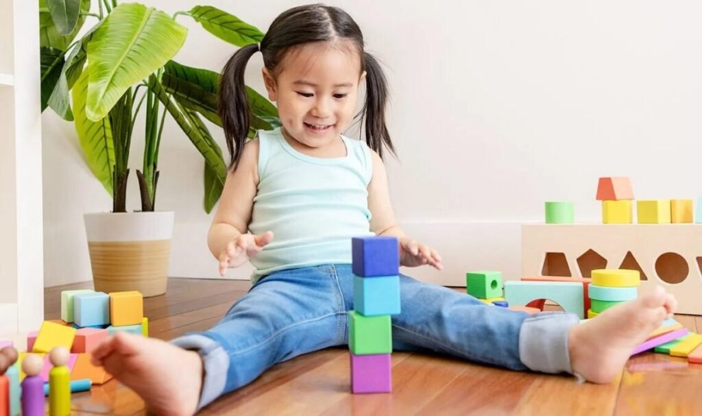 À quel âge un bébé commence-t-il à jouer avec des formes dans les trous