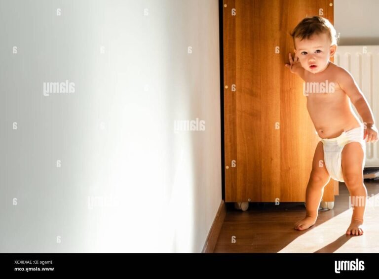 bebe faisant ses premiers pas seul