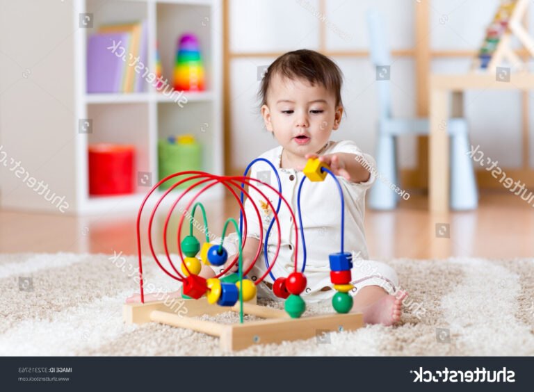 bebe jouant avec des jouets colores