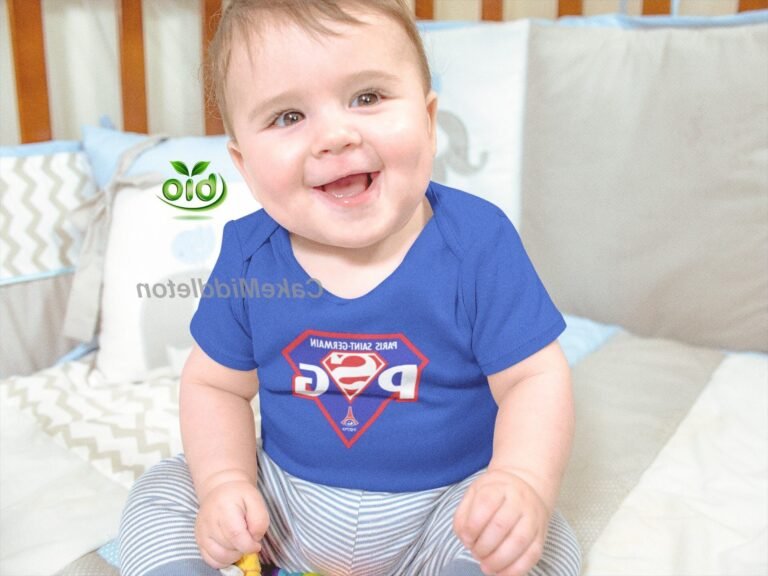 bebe portant un maillot du psg