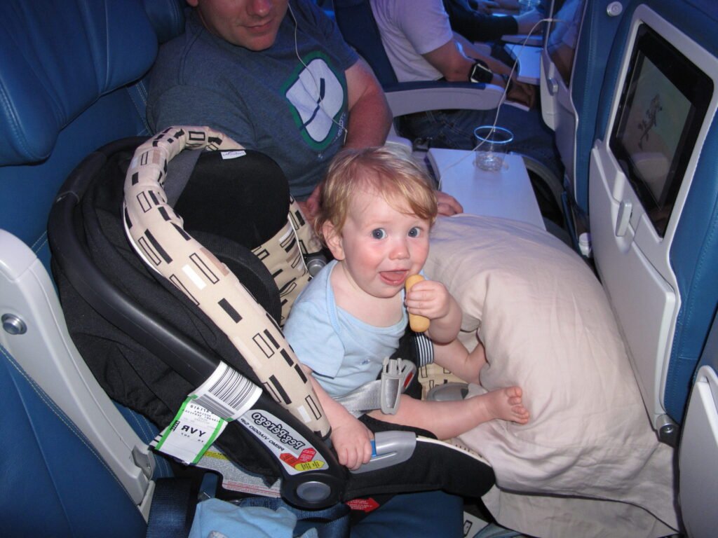 Comment préparer votre voyage en avion avec un bébé en toute sérénité