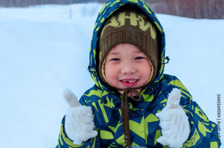 bebe souriant en combinaison coloree