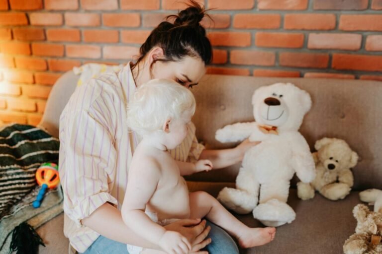 Comment initier votre bébé au langage des signes efficacement 30 bebe utilisant des signes avec enthousiasme