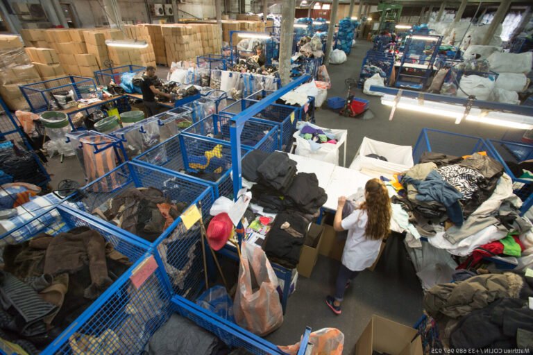 benevoles triant des vetements a marseille