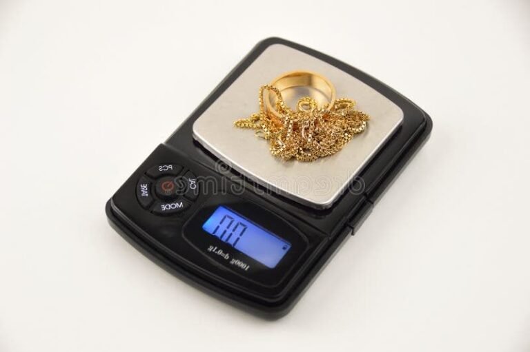 Quel est le meilleur magasin de prêt sur gage pour or et argent 21 bijoux en or et argent sur une balance