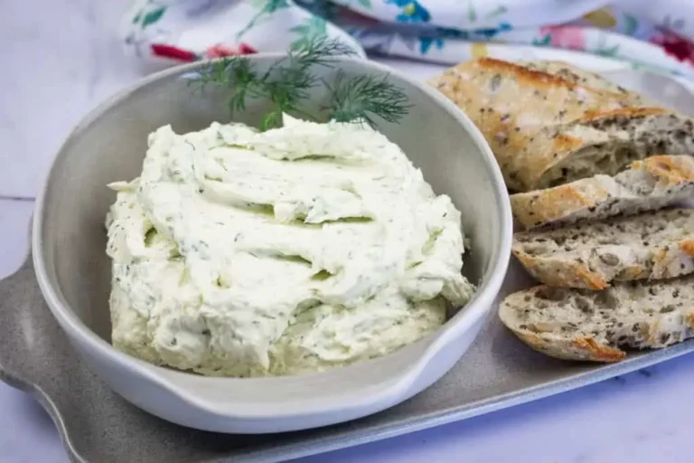bol de sauce boursin avec herbes fraiches