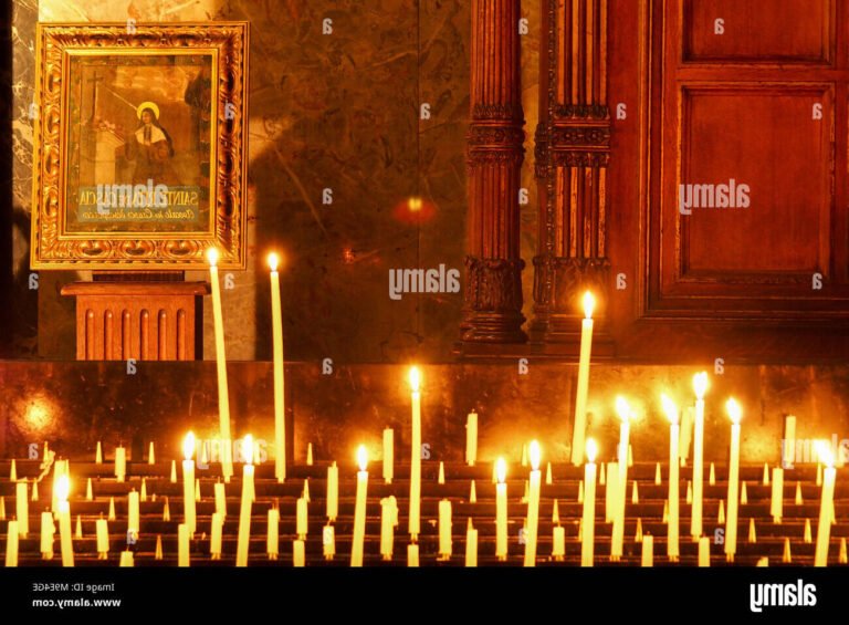 Comment la prière à Sainte Rita aide-t-elle dans les causes désespérées 4 bougie allumee devant une image de sainte rita
