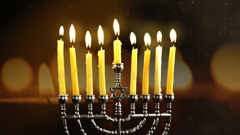 bougies de hanoucca illuminees dans la nuit