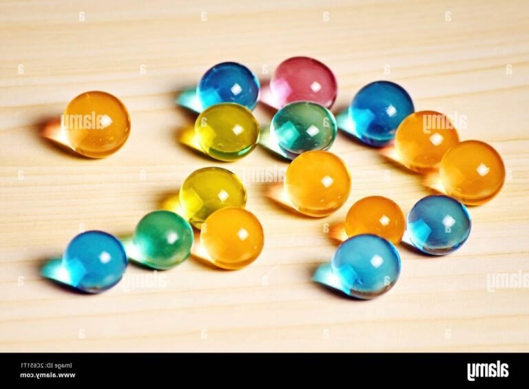 Où acheter des boules transparentes à garnir pour vos créations 8 boules transparentes decoratives sur une table