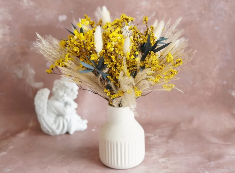 bouquet de fleurs sechees dans un vase