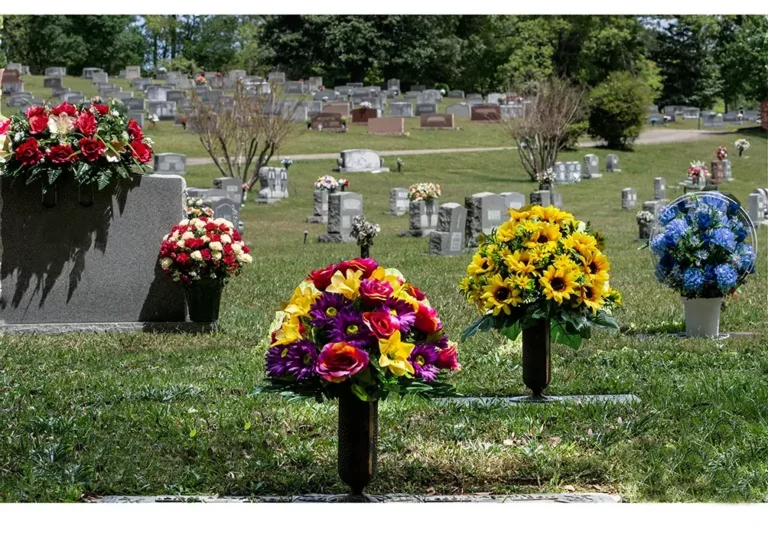 bouquet de fleurs sur une tombe