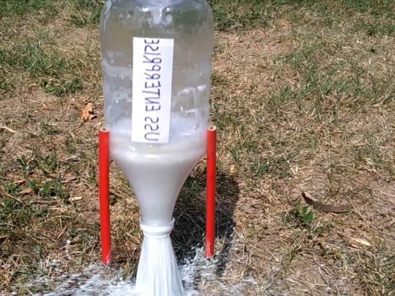 bouteilles de vinaigre et bicarbonate en action