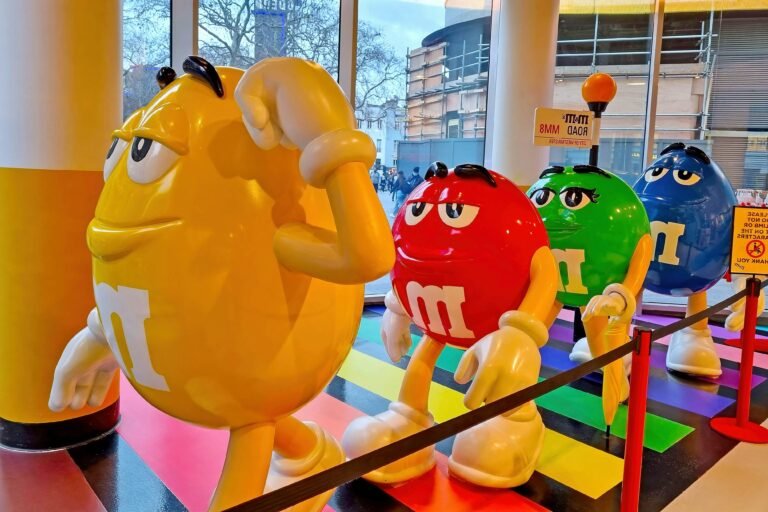 Où trouver la boutique M&M's à Londres et quelles sont ses attractions 13 boutique mms coloree a londres