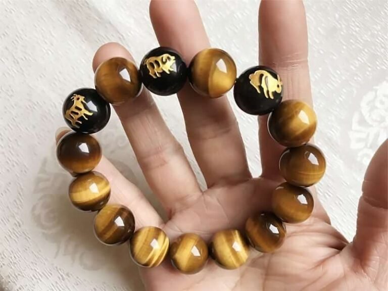 Quel est le pouvoir et les bienfaits du bracelet en œil de tigre 13 bracelet en oeil de tigre sur fond naturel